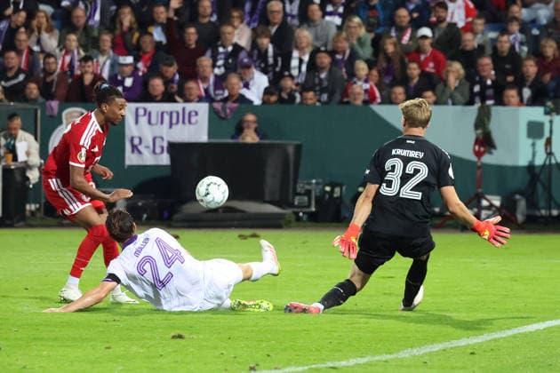 02.09.2026, xrekx, Fussball DFB Pokal 1.Runde, VfL Osnabrueck - FC Bayern München v.l. Michael Olise (FC Bayern Muenchen) Torschuetze, erzielt das Tor, Treffer, scores the goal 1:3 Jannik Müller (VfL Osnabrueck Osnabrück) Jonas Krumrey (VfL Osnabrueck Osnabrück) Osnabrueck