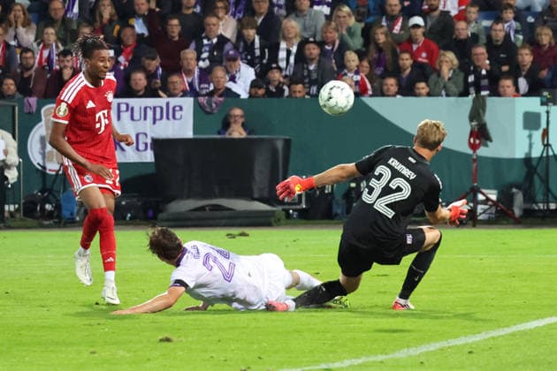 02.09.2026, xrekx, Fussball DFB Pokal 1.Runde, VfL Osnabrueck - FC Bayern München v.l. Michael Olise (FC Bayern Muenchen) Torschuetze, erzielt das Tor, Treffer, scores the goal 1:3 Jannik Müller (VfL Osnabrueck Osnabrück) Jonas Krumrey (VfL Osnabrueck Osnabrück) Osnabrueck