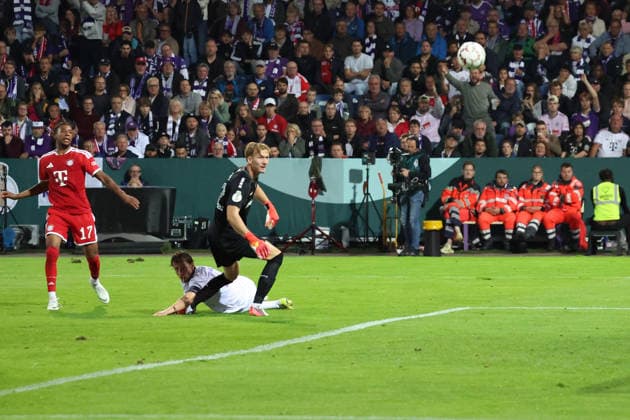 02.09.2026, xrekx, Fussball DFB Pokal 1.Runde, VfL Osnabrueck - FC Bayern München v.l. Michael Olise (FC Bayern Muenchen) Torschuetze, erzielt das Tor, Treffer, scores the goal 1:3 Jannik Müller (VfL Osnabrueck Osnabrück) Jonas Krumrey (VfL Osnabrueck Osnabrück) Osnabrueck