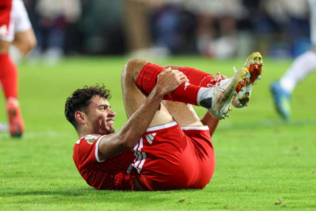 Aleksander Pavlovic (FC Bayern Muenchen) am boden, gestikuliert, Gestik waehrend des DFB-Pokal Spiels zwichen VfL Osnabrueck v FC Bayern Muenchen, Bremer Bruecke am 02. September 2026 in Osnabrueck, Deutschland. (Foto von Oliver Kaelke DeFodi Images) +++ Aleksander Pavlovic (FC Bayern Muenchen) on the ground, gestures during the DFB-Pokal match between VfL Osnabrueck v FC Bayern Muenchen at Bremer Bruecke on September 2, 2026 in Osnabrueck, Germany. (Photo by Oliver Kaelke DeFodi Images) (Photo by Oliver Kaelke DeFodi Images) -