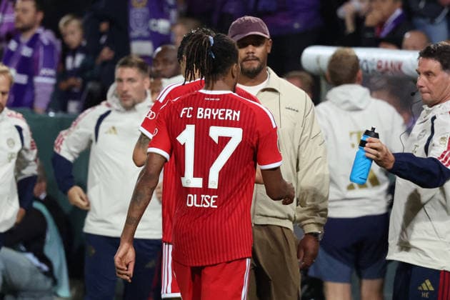 02.09.2026, xrekx, Fussball DFB Pokal 1.Runde, VfL Osnabrueck - FC Bayern München v.l. Michael Olise (FC Bayern Muenchen) Trainer head coach Vincent Kompany (FC Bayern Muenchen) Osnabrueck