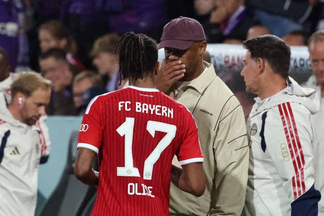 02.09.2026, xrekx, Fussball DFB Pokal 1.Runde, VfL Osnabrueck - FC Bayern München v.l. Michael Olise (FC Bayern Muenchen) Trainer head coach Vincent Kompany (FC Bayern Muenchen) Osnabrueck