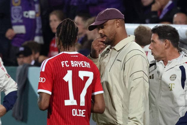 02.09.2026, xrekx, Fussball DFB Pokal 1.Runde, VfL Osnabrueck - FC Bayern München v.l. Michael Olise (FC Bayern Muenchen) Trainer head coach Vincent Kompany (FC Bayern Muenchen) Osnabrueck