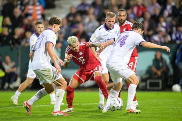 Fußball, DFB-Pokal, 20260902, VfL Osnabrück - FC Bayern München. Im Bild v.l. Robin FABINSKI (Osnabrück, 27), Luis DIAZ (Bayern, 14), Jannik MÜLLER (Osnabrück, 24). Osnabrück Osnatel Arena Niedersachsen Deutschland Copyright: Passion2Press MarkusxFischerx