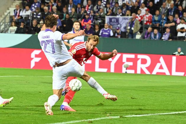 Harry KANE (M) schiesst das Tor zum 1:1 Aktion, Zweikampf, gegen Robin FABINSKI (VfL Osnabrueck) Fussball DFB Pokal, 1. Hauptrunde, VfL Osnabrueck - FC Bayern Muenchen am 02.09.2026 im Stadion an der Bremer Bruecke Osnabrueck Deutschland. DFL DFB regulations prohibit any use of photographs as image sequences and or quasi-video Â