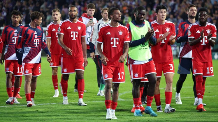 02.09.2026, xrekx, Fussball DFB Pokal 1.Runde, VfL Osnabrueck - FC Bayern München v.l. Michael Olise (FC Bayern Muenchen) Mannschaft, Spieler, jubeln nach Spielende, Team, Player, celebrate at the end of the match Osnabrueck