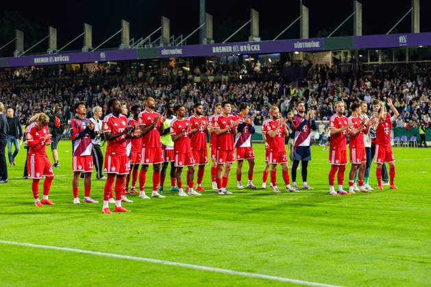 Die Spieler von FC Bayern Muenchen jubeln nach Spielende ueber den 1:4 Sieg GER, VfL Osnabrueck vs. FC Bayern Muenchen, Fussball, DFB-Pokal, 1. Runde, Spielzeit 2026 2027, 02.09.2026 DFL Regulations prohibit any use of photographers as image sequences and or quasi-video. GER, VfL Osnabrueck vs. FC Bayern Muenchen, Fussball, DFB-Pokal, 1. Runde, Spielzeit 2026 2027, 02.09.2026 Osnabrueck Copyright: xEibner-Pressefoto JanxRollingerx EP_JSK