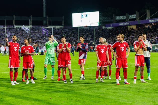 Die Spieler von FC Bayern Muenchen jubeln nach Spielende ueber den 1:4 Sieg GER, VfL Osnabrueck vs. FC Bayern Muenchen, Fussball, DFB-Pokal, 1. Runde, Spielzeit 2026 2027, 02.09.2026 DFL Regulations prohibit any use of photographers as image sequences and or quasi-video. GER, VfL Osnabrueck vs. FC Bayern Muenchen, Fussball, DFB-Pokal, 1. Runde, Spielzeit 2026 2027, 02.09.2026 Osnabrueck Copyright: xEibner-Pressefoto JanxRollingerx EP_JSK