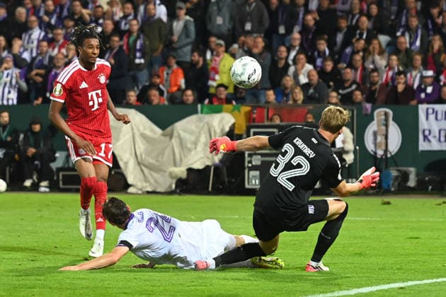 Michael OLISE (M) schiesst das Tor zum 1:3 gegen Jannik MUELLER (Müller, VfL Osnabrueck) und Torwart Jonas KRUMREY (VfL Osnabrueck) Aktion, Zweikampf, Fussball DFB Pokal, 1. Hauptrunde, VfL Osnabrueck - FC Bayern Muenchen am 02.09.2026 im Stadion an der Bremer Bruecke Osnabrueck Deutschland. DFL DFB regulations prohibit any use of photographs as image sequences and or quasi-video Â