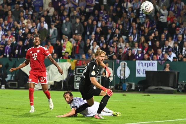 Michael OLISE (M) schiesst das Tor zum 1:3 gegen Jannik MUELLER (Müller, VfL Osnabrueck) und Torwart Jonas KRUMREY (VfL Osnabrueck) Aktion, Zweikampf, Fussball DFB Pokal, 1. Hauptrunde, VfL Osnabrueck - FC Bayern Muenchen am 02.09.2026 im Stadion an der Bremer Bruecke Osnabrueck Deutschland. DFL DFB regulations prohibit any use of photographs as image sequences and or quasi-video Â
