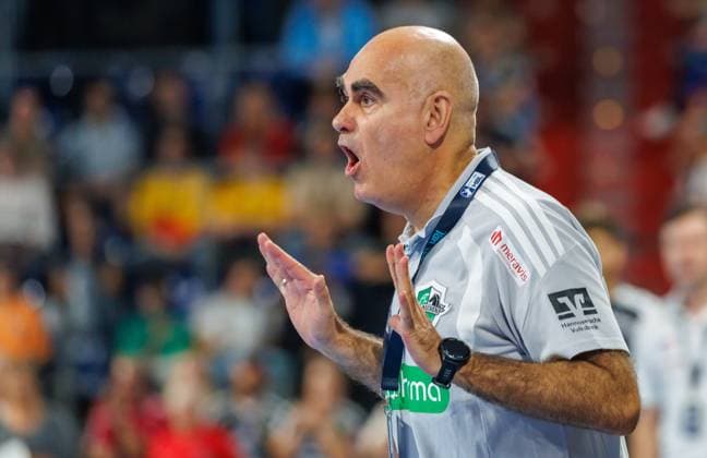 02.09.2026 - Handball - 1. Bundesliga OPEL HBL - Saison 2026 2027 - 02. Spieltag: HC Erlangen Metropolregion Nürnberg HCE - TSV Hannover-Burgdorf ( Die Recken ) - DaMa - xdaxmax - Juan Carlos Pastor Gomez (Trainer TSV Hannover-Burgdorf ) zeigt an gestikuliert dirigiert gibt Anweisungen