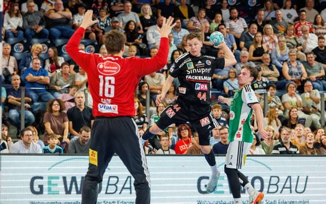 02.09.2026 - Handball - 1. Bundesliga OPEL HBL - Saison 2026 2027 - 02. Spieltag: HC Erlangen Metropolregion Nürnberg HCE - TSV Hannover-Burgdorf ( Die Recken ) - DaMa - xdaxmax - Simon Gade (16, TSV Hannover-Burgdorf ) Christoph Steinert ( 44, HC Erlangen HCE )