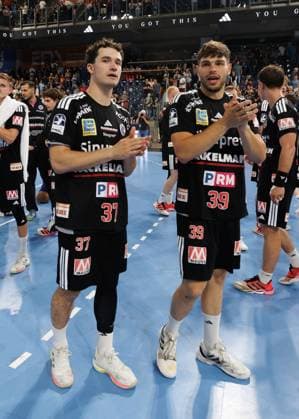 02.09.2026 - Handball - 1. Bundesliga OPEL HBL - Saison 2026 2027 - 02. Spieltag: HC Erlangen Metropolregion Nürnberg HCE - TSV Hannover-Burgdorf ( Die Recken ) - DaMa - xdaxmax - Lucca Bialowas (37, HC Erlangen HCE ) Tobias Buck (39, HC Erlangen HCE ) applaudiert klatscht in die Hände nach Spielende