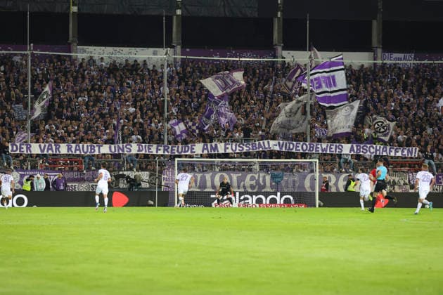 Fans von VfL Osnabrueck sind zu sehen mit Flaggen, Bannern und Protest waehrend des DFB-Pokal Spiels zwichen VfL Osnabrueck v FC Bayern Muenchen, Bremer Bruecke am 02. September 2026 in Osnabrueck, Deutschland. (Foto von Oliver Kaelke DeFodi Images) +++ Supporters of VfL Osnabrueck are seen with flags, banner during the DFB-Pokal match between VfL Osnabrueck v FC Bayern Muenchen at Bremer Bruecke on September 2, 2026 in Osnabrueck, Germany. (Photo by Oliver Kaelke DeFodi Images) (Photo by Oliver Kaelke DeFodi Images) -