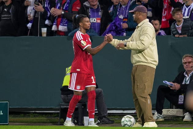 Fußball, DFB-Pokal, 20260902, VfL Osnabrück - FC Bayern München. Im Bild v.l. Michael OLISE (Bayern, 17), Trainer Bayern Vincent KOMPANY klatschen nach Auswechslung ab. Osnabrück Osnatel Arena Niedersachsen Deutschland Copyright: Passion2Press MarkusxFischerx