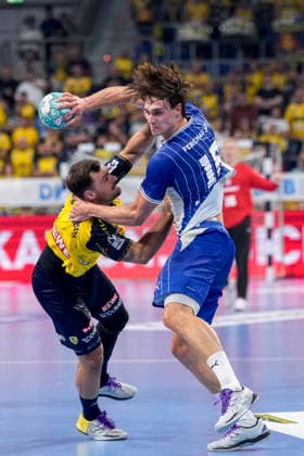 v.li.: Dani Baijens (RNL, 77), Miro Schluroff (VfL, 15), Zweikampf, Spielszene, Duell, duel, tackle, tackling, Dynamik, Action, Aktion, 02.09.2026, Mannheim (Deutschland), Handball, Bundesliga, Rhein-Neckar Löwen - VfL Gummersbach