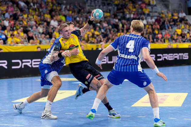 v.li.: Stepan Zeman (VfL, 66), Edwin Aspenbäck (RNL, 78), Ellidi Snaer Vidarsson (VfL, 4), Zweikampf, Spielszene, Duell, duel, tackle, tackling, Dynamik, Action, Aktion, 02.09.2026, Mannheim (Deutschland), Handball, Bundesliga, Rhein-Neckar Löwen - VfL Gummersbach