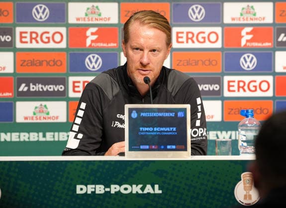 Timo Schultz (VfL Osnabrueck, Cheftrainer) beantwortet Fragen bei der Pressekonferenz nach dem Spiel. GER, VfL Osnabrück vs FC Bayern München, DFB-Pokal, 1. Runde, Saison 2026-27, Bremer Brücke, Osnabrück, 02.09.2026 DFL REGULATIONS PROHIBIT ANY USE OF PHOTOGRAPHS AS IMAGE SEQUENCES AND OR QUASI-VIDEO Foto: HMB Media Scott W. Coleman Osnabrück Bremer Brücke Niedersachsen GER Copyright: xScottxW.xColemanx
