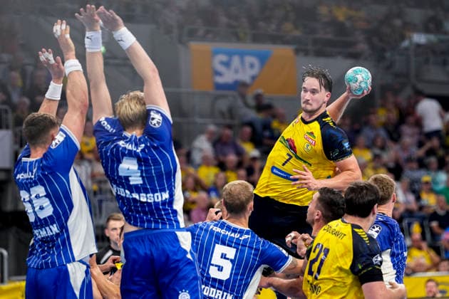 v.li.: Stepan Zeman (VfL, 66) und Ellidi Snaer Vidarsson (VfL, 4) versuchen den Wurf von Robert Timmermeister (RNL, 7) zu blocken, beim Sprungwurf, Wurf, Torwurf, Action, Aktion, Spielszene, 02.09.2026, Mannheim (Deutschland), Handball, Bundesliga, Rhein-Neckar Löwen - VfL Gummersbach