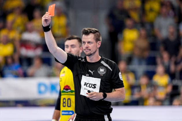 Darnel Jansen (Schiedsrichter) zieht die Rote Karte für Ellidi Snaer Vidarsson (VfL, 4, nicht im Bild), Platzverweis, Feldverweis, Hinausstellung, Highlight, red card, dismissal, sending-off, Action, Aktion, Spielszene, 02.09.2026, Mannheim (Deutschland), Handball, Bundesliga, Rhein-Neckar Löwen - VfL Gummersbach