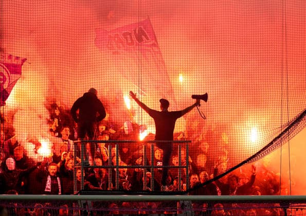 Fans des VfL Osnabrueck zuenden vor dem Spiel Pyrotechnik. GER, VfL Osnabrück vs FC Bayern München, DFB-Pokal, 1. Runde, Saison 2026-27, Bremer Brücke, Osnabrück, 02.09.2026 DFL REGULATIONS PROHIBIT ANY USE OF PHOTOGRAPHS AS IMAGE SEQUENCES AND OR QUASI-VIDEO Foto: HMB Media Scott W. Coleman Osnabrück Bremer Brücke Niedersachsen GER Copyright: xScottxW.xColemanx