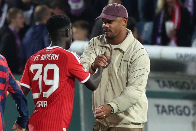 02.09.2026, xrekx, Fussball DFB Pokal 1.Runde, VfL Osnabrueck - FC Bayern München v.l. Bara Sapoko Ndiaye (FC Bayern Muenchen) Vincent Kompany Trainer (FC Bayern Muenchen) Osnabrueck
