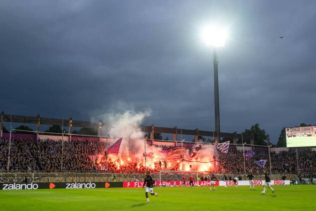 DFB Pokal - 26 27 - VfL Osnabrück - FC Bayern München am 02.09.2026 an der Bremer Brücke in Osnabrück Fans Ultras Ultras feuert die Mannschaft zu Spielbeginn an.