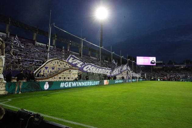 02.09.2026, xrekx, Fussball DFB Pokal 1.Runde, VfL Osnabrueck - FC Bayern München v.l. VfL Osnabrueck Fans ,Stimmung, Schals, Ultras, Zuschauer, Besucher, Choreo, Choreografie, atmosphere, scarves, spectators, visitors Achterbahn Osnabrueck