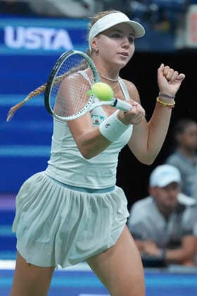 Polina Iatcenko returns a shot against Aryna Sabalenka during a second-round match at the 2026 U.S. Open at Arthur Ashe Stadium in New York, USA, 02 September 2026. US Open: Aryna Sabalenka vs Polina Iatcenko !ACHTUNG: NUR REDAKTIONELLE NUTZUNG!  Copyright: xÁngelxColmenaresx AME4090 20260903-55021289906_1