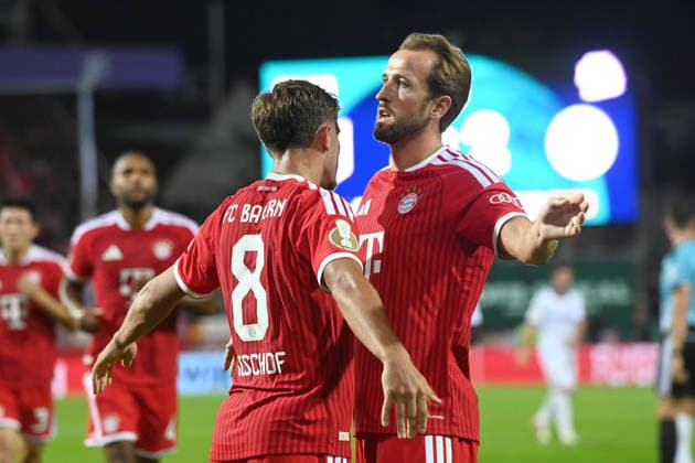 Tom BISCHOF (M) jubelt nach seinem Tor zum 1:2, Jubel, jubeln, Freude, cheers, mit Harry KANE (M) Fussball DFB Pokal, 1. Hauptrunde, VfL Osnabrueck - FC Bayern Muenchen am 02.09.2026 im Stadion an der Bremer Bruecke Osnabrueck Deutschland. DFL DFB regulations prohibit any use of photographs as image sequences and or quasi-video Â