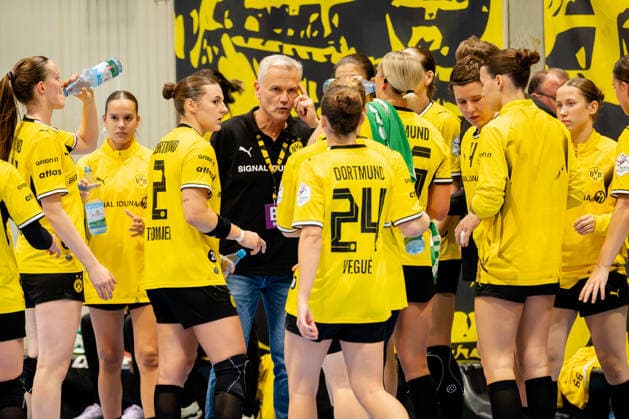 Dortmund, 02.09.2026, Handball, Damen, Bundesliga, 2. Spielatg, BVB Borussia Dortmund - Union Neckarsulm Kay Rothenpieler (Trainer BVB) zeigt aufs Köpfchen in einer Auszeit