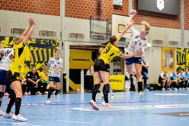 Dortmund, 02.09.2026, Handball, Damen, Bundesliga, 2. Spielatg, BVB Borussia Dortmund - Union Neckarsulm Fanny Elovson (Sport-Union Neckarsulm, 9) beim Wurf aus dem Rückraum gegen den Block von Guro Nestaker (BVB, 33)