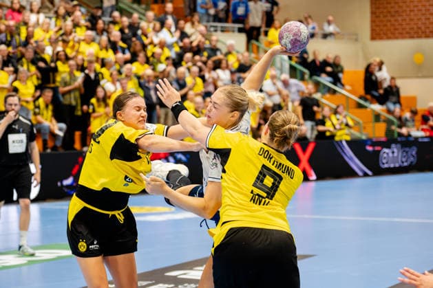 Dortmund, 02.09.2026, Handball, Damen, Bundesliga, 2. Spielatg, BVB Borussia Dortmund - Union Neckarsulm Kim Hinkelmann (Sport-Union Neckarsulm, 5) im Zweikampf mit Merel Freriks (BVB, 20) und Lisa Antl (BVB, 9)