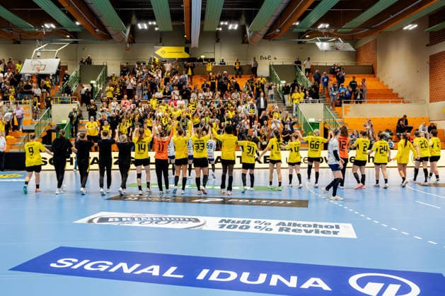 Dortmund, 02.09.2026, Handball, Damen, Bundesliga, 2. Spielatg, BVB Borussia Dortmund - Union Neckarsulm Die Mannschaft bedankt sich bei den Fans