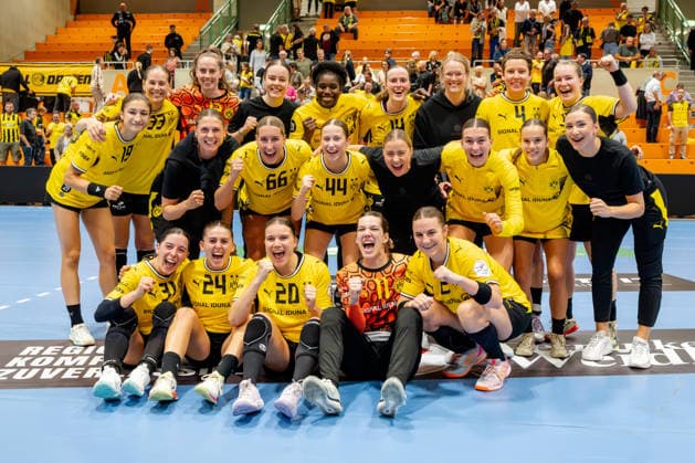 Dortmund, 02.09.2026, Handball, Damen, Bundesliga, 2. Spielatg, BVB Borussia Dortmund - Union Neckarsulm Siegerbild mit Tribüne im Hintergrund mit den Spielerinnen des BVB