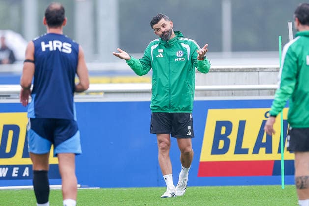 03.09.2026, Fussball, Training des FC Schalke 04. Trainer Miron Muslic (FC Schalke 04) gestikulierend auf dem Spielfeld. Gelsenkirchen Trainingsgelände FC Schalke 04 NRW Deutschland xRHR-FOTO YYx *** September 3, 2026, Soccer, FC Schalke 04 practice; Coach Miron Muslic of FC Schalke 04 gesturing on the field at the FC Schalke 04 training facility in Gelsenkirchen, North Rhine-Westphalia, Germany xRHR PHOTO YYx Copyright: RHR-FOTOx RHR-FOTO YY