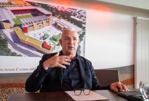 Fußball, Herren, Saison 2026 2027, 1. Bundesliga, 1. FC Union Berlin, Ordentliche Mitgliederversammlung im Stadion An der Alten Försterei, Präsident Dirk Zingler (1. FC Union) im Vorgespräch, hinten das zukünftige Stadion An der Alten Försterei, 03.09.2026, *** Soccer, Men s, 2026–2027 Season, 1. Bundesliga, 1. FC Union Berlin, Annual General Meeting at the An der Alten Försterei Stadium, President Dirk Zingler of 1. FC Union during a preliminary discussion, with the future An der Alten Försterei Stadium in the background, September 3, 2026, Copyright: xMatthiasxKochx