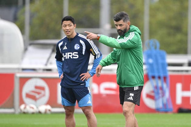 Trainer Miron Muslic (FC Schalke 04), Hee-chan Hwang (FC Schalke 04), Hwang Hee-Chan, v.re. 03.09.2026, Fussball 1. Bundesliga, Saison 2026 2027, Training FC Schalke 04 Gelsenkirchen Trainingsgelände Nordrhein Westfalen Deutschland *** Coach Miron Muslic, FC Schalke 04; Hee-chan Hwang, FC Schalke 04; Hwang Hee-chan, September 3, 2026, Soccer, Bundesliga 1, 2026–2027 season, FC Schalke 04 training session in Gelsenkirchen, training facility in North Rhine-Westphalia, Germany Team2
