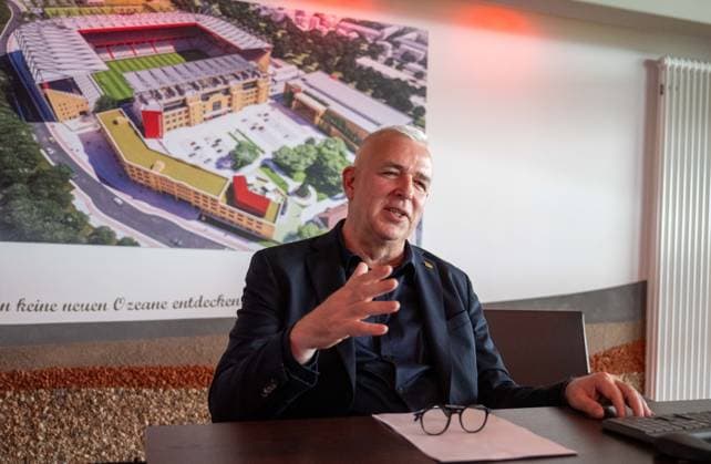 Fußball, Herren, Saison 2026 2027, 1. Bundesliga, 1. FC Union Berlin, Ordentliche Mitgliederversammlung im Stadion An der Alten Försterei, Präsident Dirk Zingler (1. FC Union) im Vorgespräch, hinten das zukünftige Stadion An der Alten Försterei, 03.09.2026, *** Soccer, Men s, 2026–2027 Season, 1. Bundesliga, 1 FC Union Berlin, Annual General Meeting at the An der Alten Försterei Stadium, President Dirk Zingler of 1 FC Union in a preliminary discussion, with the future An der Alten Försterei Stadium in the background, September 3, 2026, Copyright: xMatthiasxKochx