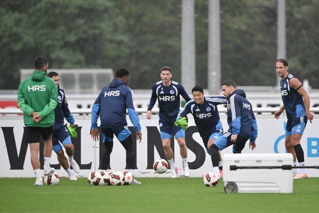 Nikola Katic (FC Schalke 04), Adil Aouchiche (FC Schalke 04), Hee-chan Hwang (FC Schalke 04), Hwang Hee-Chan, Robin Gosens (FC Schalke 04), Junior Adamu (FC Schalke 04), v.re., links schaut Trainer Miron Muslic (FC Schalke 04) 03.09.2026, Fussball 1. Bundesliga, Saison 2026 2027, Training FC Schalke 04 Gelsenkirchen Trainingsgelände Nordrhein Westfalen Deutschland *** Nikola Katic, FC Schalke 04; Adil Aouchiche, FC Schalke 04; Hee-chan Hwang, FC Schalke 04; Hwang Hee Chan, Robin Gosens (FC Schalke 04), Junior Adamu (FC Schalke 04); from the right, looking to the left, is coach Miron Muslic (FC Schalke 04), March 9, 2026, Soccer, Bundesliga 1, 2026–2027 season, FC Schalke 04 training session in Gelsenkirchen, training facility in North Rhine-Westphalia, Germany Team2