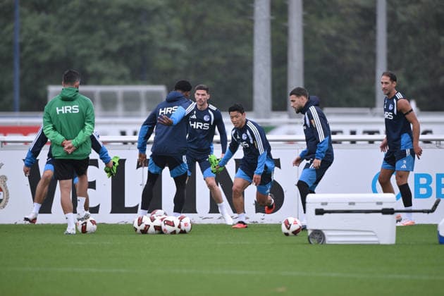 Nikola Katic (FC Schalke 04), Adil Aouchiche (FC Schalke 04), Hee-chan Hwang (FC Schalke 04), Hwang Hee-Chan, Robin Gosens (FC Schalke 04), Junior Adamu (FC Schalke 04), v.re., links schaut Trainer Miron Muslic (FC Schalke 04) 03.09.2026, Fussball 1. Bundesliga, Saison 2026 2027, Training FC Schalke 04 Gelsenkirchen Trainingsgelände Nordrhein Westfalen Deutschland *** Nikola Katic, FC Schalke 04; Adil Aouchiche, FC Schalke 04; Hee-chan Hwang, FC Schalke 04; Hwang Hee Chan, Robin Gosens (FC Schalke 04), Junior Adamu (FC Schalke 04); from the right, looking to the left, is coach Miron Muslic (FC Schalke 04), March 9, 2026, Soccer, Bundesliga 1, 2026–2027 season, FC Schalke 04 training session in Gelsenkirchen, training facility in North Rhine-Westphalia, Germany Team2