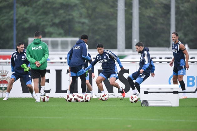 Nikola Katic (FC Schalke 04), Adil Aouchiche (FC Schalke 04), Hee-chan Hwang (FC Schalke 04), Hwang Hee-Chan, Robin Gosens (FC Schalke 04), Junior Adamu (FC Schalke 04), Maximilian Wöber (FC Schalke 04), v.re., links schaut Trainer Miron Muslic (FC Schalke 04) 03.09.2026, Fussball 1. Bundesliga, Saison 2026 2027, Training FC Schalke 04 Gelsenkirchen Trainingsgelände Nordrhein Westfalen Deutschland *** Nikola Katic, FC Schalke 04; Adil Aouchiche, FC Schalke 04; Hee-chan Hwang, FC Schalke 04; Hwang Hee-chan; Robin Gosens, FC Schalke 04; Junior Adamu, FC Schalke 04; Maximilian Wöber, FC Schalke 04; on the right, Coach Miron Muslic looks on from the left, FC Schalke 04, March 9, 2026, Soccer, Bundesliga 1, 2026–2027 season, FC Schalke 04 training session in Gelsenkirchen, training facility in North Rhine-Westphalia, Germany Team2