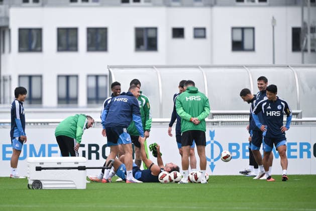 Nikola Katic (FC Schalke 04) am Bodem Edin Dzeko (FC Schalke 04) hilft ihm 03.09.2026, Fussball 1. Bundesliga, Saison 2026 2027, Training FC Schalke 04 Gelsenkirchen Trainingsgelände Nordrhein Westfalen Deutschland *** Nikola Katic, FC Schalke 04, on the field; Edin Dzeko, FC Schalke 04, helps him; September 3, 2026; Soccer; Bundesliga 1; 2026–2027 season; FC Schalke 04 training; Gelsenkirchen; training facility; North Rhine-Westphalia; Germany Team2