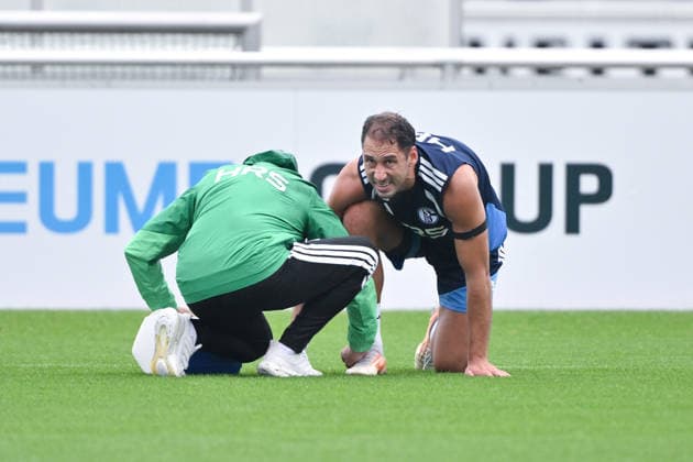 Nikola Katic (FC Schalke 04) musste kurz behandelt werden 03.09.2026, Fussball 1. Bundesliga, Saison 2026 2027, Training FC Schalke 04 Gelsenkirchen Trainingsgelände Nordrhein Westfalen Deutschland *** Nikola Katic of FC Schalke 04 required brief medical attention on September 3, 2026; Soccer, Bundesliga 1, 2026–2027 season; FC Schalke 04 training session in Gelsenkirchen; training facility in North Rhine-Westphalia, Germany Team2