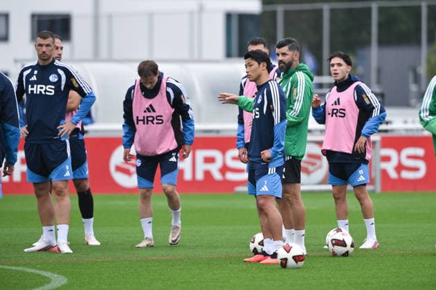 Soufiane El-Faouzi (Schalke 04), Trainer Miron Muslic (FC Schalke 04), Hee-chan Hwang (FC Schalke 04), Hwang Hee-Chan, Finn Porath (FC Schalke 04), Edin Dzeko (FC Schalke 04), v.re. 03.09.2026, Fussball 1. Bundesliga, Saison 2026 2027, Training FC Schalke 04 Gelsenkirchen Trainingsgelände Nordrhein Westfalen Deutschland *** Soufiane El Faouzi, Schalke 04; Coach Miron Muslic, FC Schalke 04; Hee-chan Hwang, FC Schalke 04; Hwang Hee Chan, Finn Porath, FC Schalke 04, Edin Dzeko, FC Schalke 04, September 3, 2026, Soccer, Bundesliga 1, 2026–2027 season, FC Schalke 04 training session in Gelsenkirchen, training facility in North Rhine-Westphalia, Germany Team2