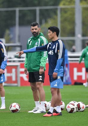 Hee-chan Hwang (FC Schalke 04), Hwang Hee-Chan, Trainer Miron Muslic (FC Schalke 04), v.re. 03.09.2026, Fussball 1. Bundesliga, Saison 2026 2027, Training FC Schalke 04 Gelsenkirchen Trainingsgelände Nordrhein Westfalen Deutschland *** Hee Chan Hwang, FC Schalke 04; Hwang Hee Chan; Coach Miron Muslic, FC Schalke 04; September 3, 2026; Soccer, Bundesliga 1, 2026–2027 season, FC Schalke 04 training session in Gelsenkirchen, training facility in North Rhine-Westphalia, Germany Team2
