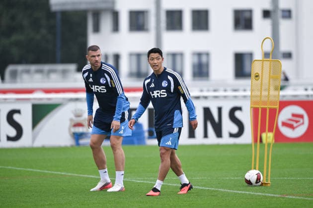 Hee-chan Hwang (FC Schalke 04), Hwang Hee-Chan, Edin Dzeko (FC Schalke 04), v.re. 03.09.2026, Fussball 1. Bundesliga, Saison 2026 2027, Training FC Schalke 04 Gelsenkirchen Trainingsgelände Nordrhein Westfalen Deutschland *** Hee Chan Hwang, FC Schalke 04; Hwang Hee Chan, Edin Dzeko, FC Schalke 04; September 3, 2026; Soccer, Bundesliga 1, 2026–2027 season, FC Schalke 04 training session in Gelsenkirchen, North Rhine-Westphalia, Germany Team2