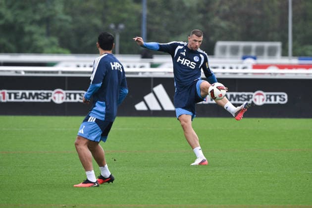 Hee-chan Hwang (FC Schalke 04), Hwang Hee-Chan, Edin Dzeko (FC Schalke 04), v.li. 03.09.2026, Fussball 1. Bundesliga, Saison 2026 2027, Training FC Schalke 04 Gelsenkirchen Trainingsgelände Nordrhein Westfalen Deutschland *** Hee-chan Hwang, FC Schalke 04; Hwang Hee-chan, Edin Dzeko, FC Schalke 04; from left, September 3, 2026; Soccer, Bundesliga 1, 2026–2027 season, FC Schalke 04 training session in Gelsenkirchen, training facility in North Rhine-Westphalia, Germany Team2