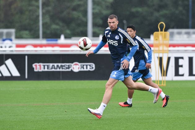 Edin Dzeko (FC Schalke 04), Hee-chan Hwang (FC Schalke 04), Hwang Hee-Chan, v.li. 03.09.2026, Fussball 1. Bundesliga, Saison 2026 2027, Training FC Schalke 04 Gelsenkirchen Trainingsgelände Nordrhein Westfalen Deutschland *** Edin Dzeko, FC Schalke 04; Hee-chan Hwang, FC Schalke 04; Hwang Hee-chan, from left, September 3, 2026, Soccer, Bundesliga 1, 2026–2027 season, FC Schalke 04 training session in Gelsenkirchen, training facility in North Rhine-Westphalia, Germany Team2
