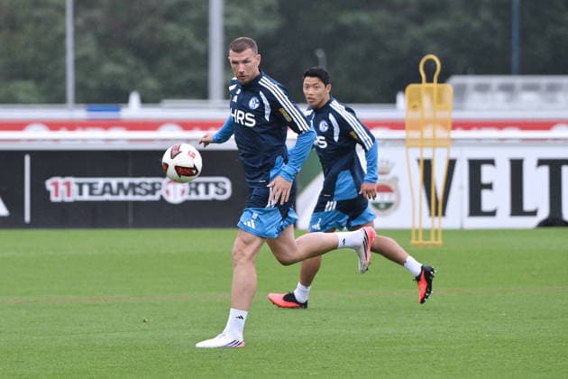 Edin Dzeko (FC Schalke 04), Hee-chan Hwang (FC Schalke 04), Hwang Hee-Chan, v.li. 03.09.2026, Fussball 1. Bundesliga, Saison 2026 2027, Training FC Schalke 04 Gelsenkirchen Trainingsgelände Nordrhein Westfalen Deutschland *** Edin Dzeko, FC Schalke 04; Hee-chan Hwang, FC Schalke 04; Hwang Hee-chan, from left, September 3, 2026, Soccer, Bundesliga 1, 2026–2027 season, FC Schalke 04 training session in Gelsenkirchen, training facility in North Rhine-Westphalia, Germany Team2